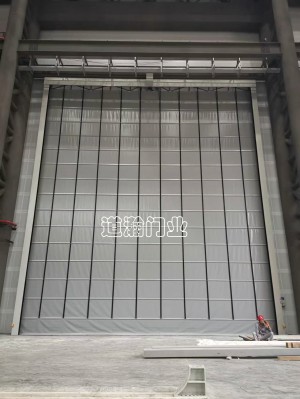 大型堆积门安装完毕交付使用