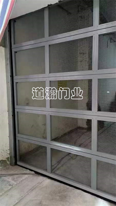 成发特制提升门安装完毕